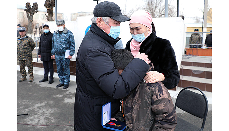 Поддержка и помощь.  Семье героически погибшего Рахата Сланбекова вручили ключи от трехкомнатной квартиры