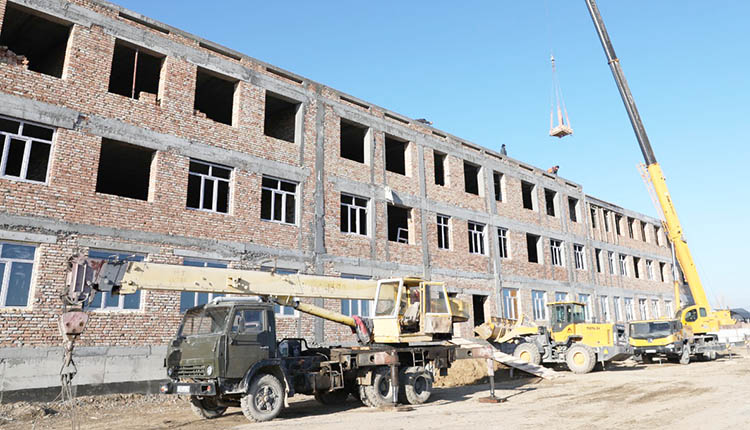 Большая стройка.  В областном центре возводятся школы и жилые дома