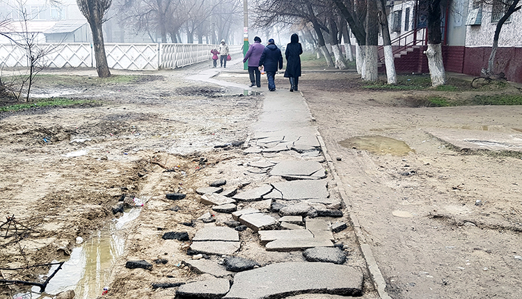 Тротуар препятствий.  Состояние городских тротуаров вызывает возмущение у жителей Тараза