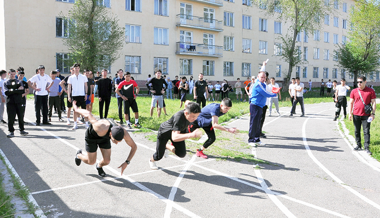 Сила - в здоровье.  Состязания посвящены грядущему Дню единства народа Казахстана