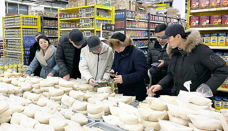 Цены - под контролем.  Партийцы провели очередной рейд по Таразу