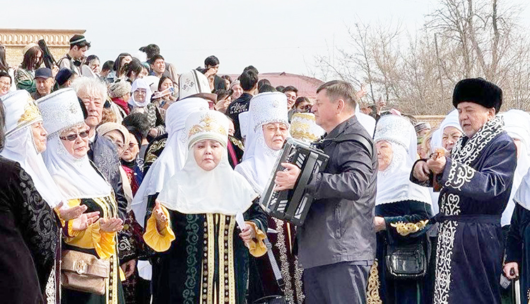 Будьте в тренде!  Национальные наряды многим пришлись по душе