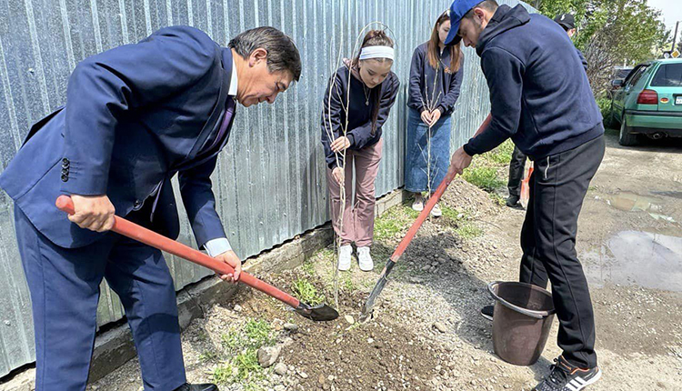 Пожилым - с благодарностью.  Старшее поколение остается образцом для последующих