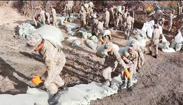 В борьбе со стихией.  Военнослужащие помогают пострадавшим районам