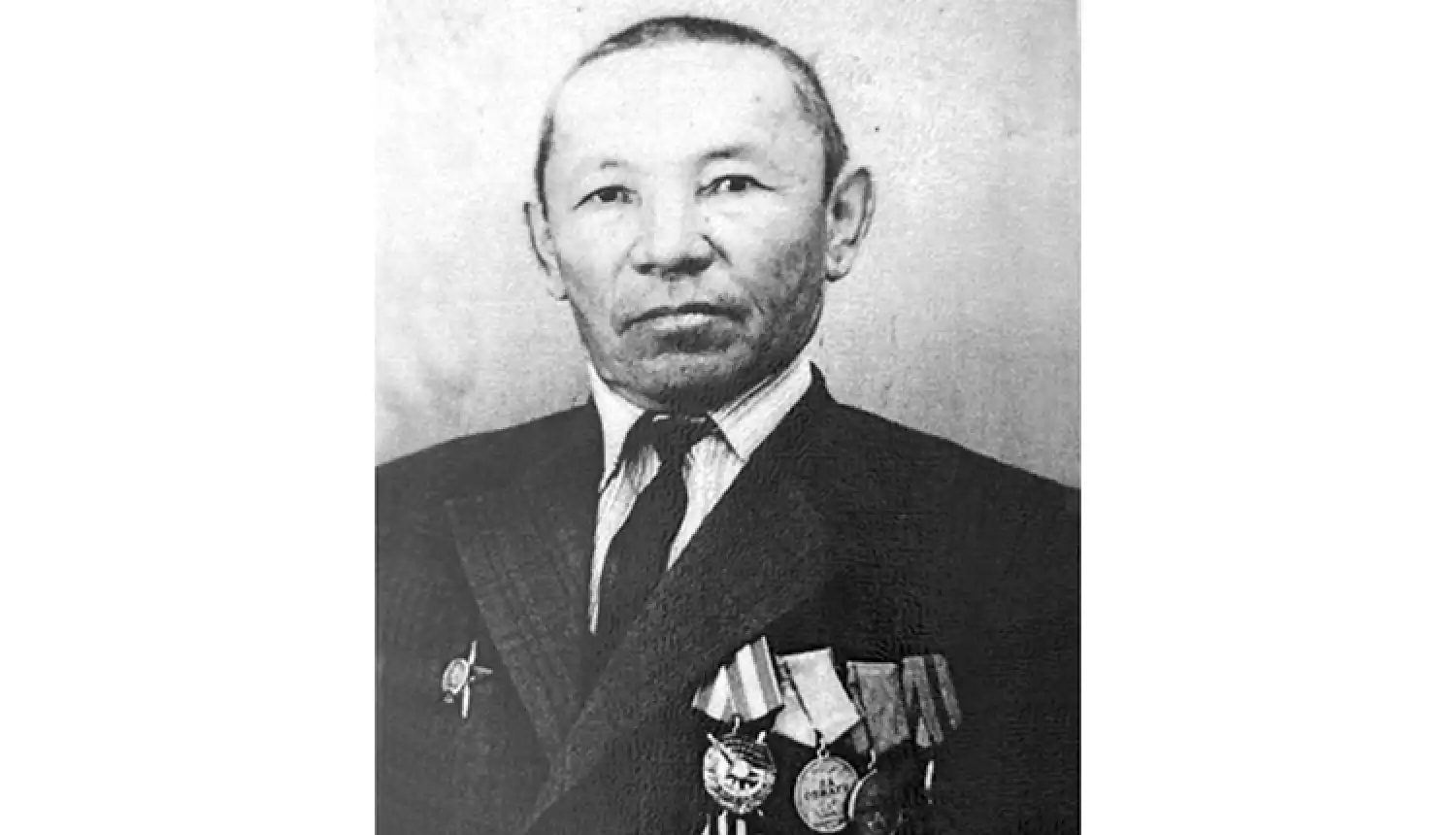 Помнить имя героя