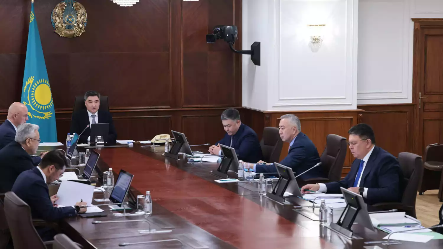 Премьер-министр поручил усилить медпомощь в сезон роста вирусных инфекций