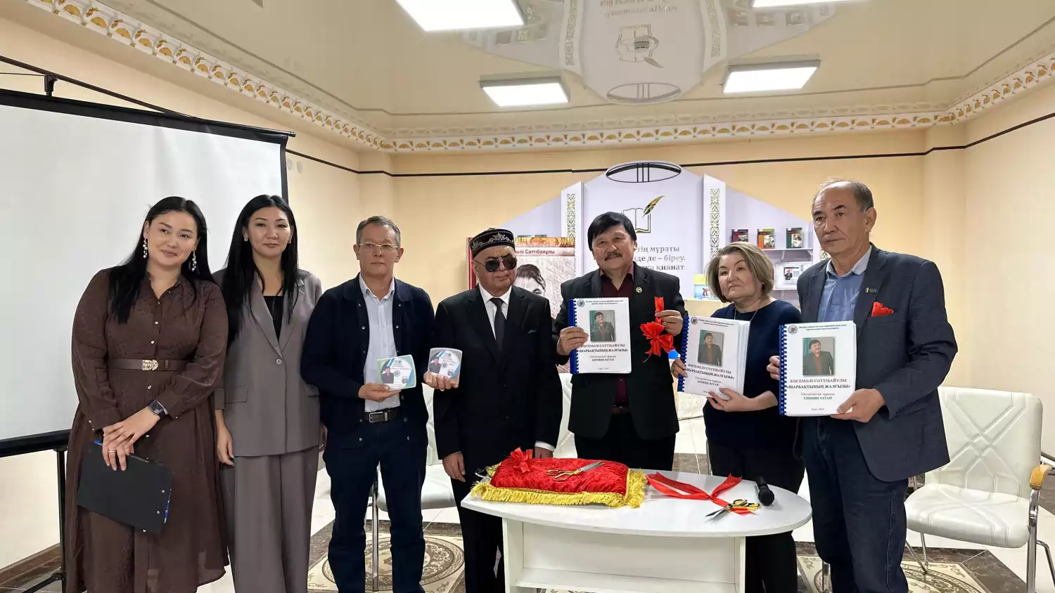 В Таразе прошёл литературный вечер «100 вопросов писателю»