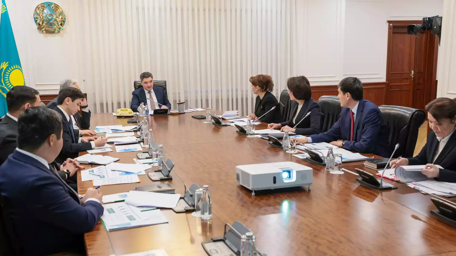 Олжас Бектенов обсудил вопросы финансовой дисциплины и цифрового развития здравоохранения