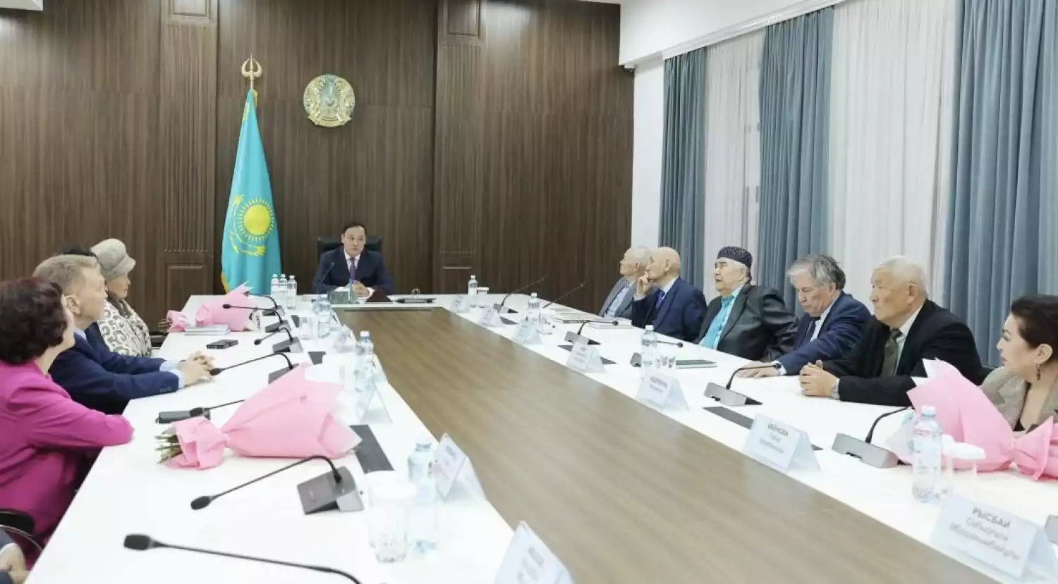 Ербол Карашукеев встретился с представителями интеллигенции