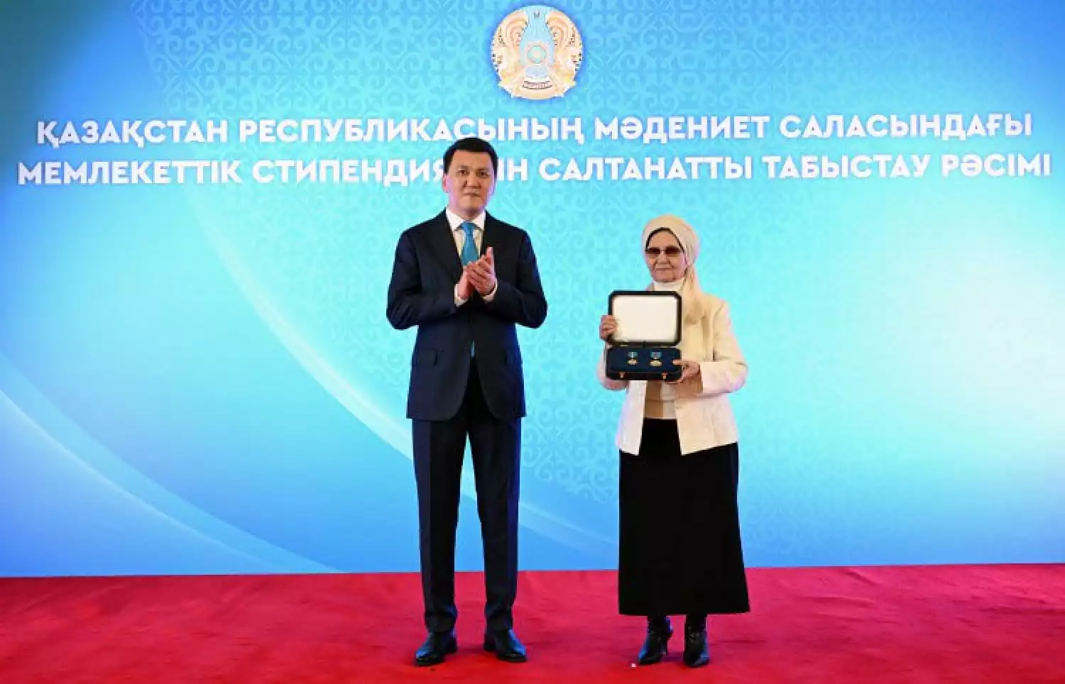 Золотая звезда и орден «Отан» вручены родственникам Бауыржана Момышулы от имени Президента