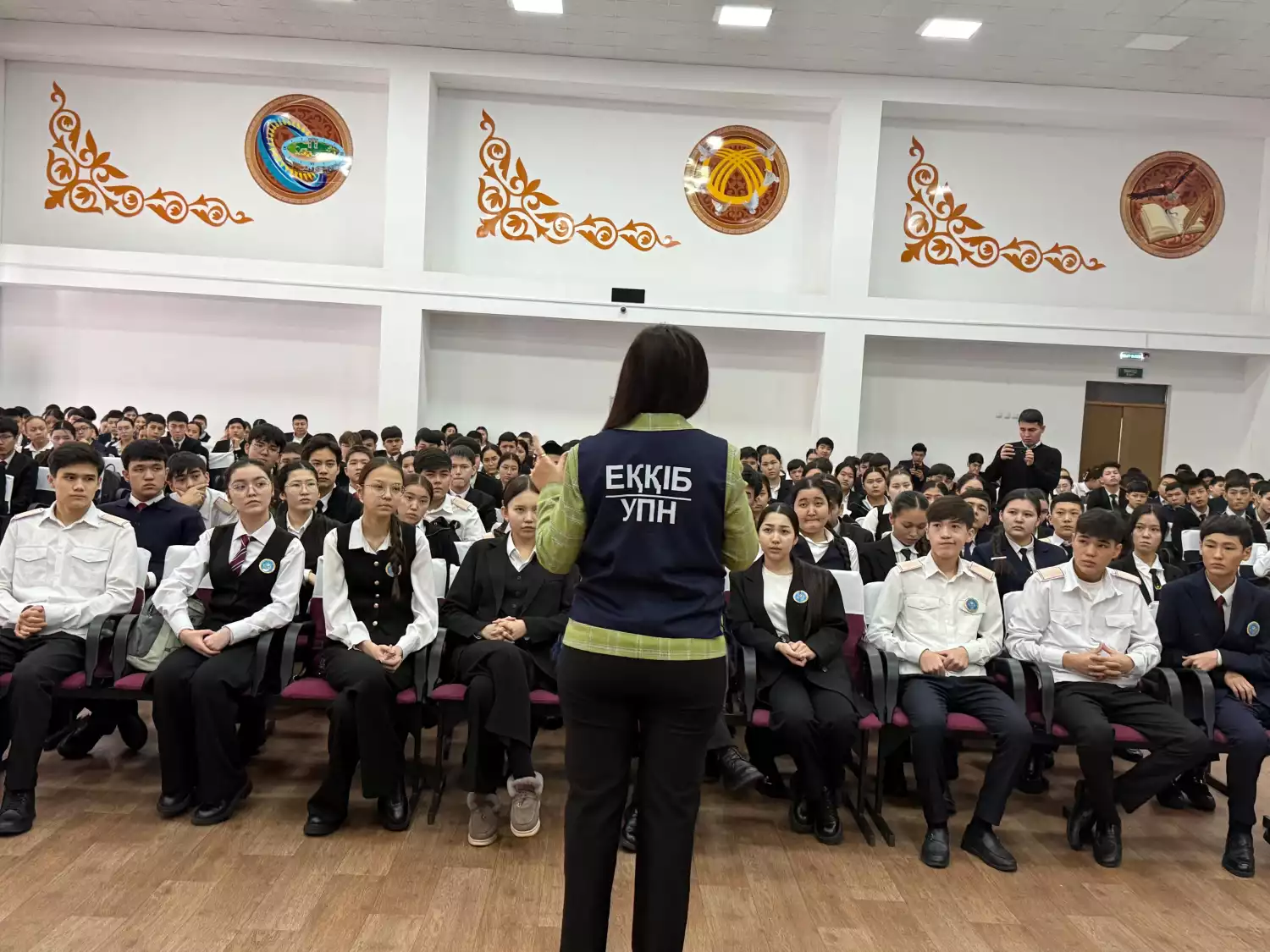 Жамбылским школьникам показали, как служебные собаки помогают раскрывать преступления