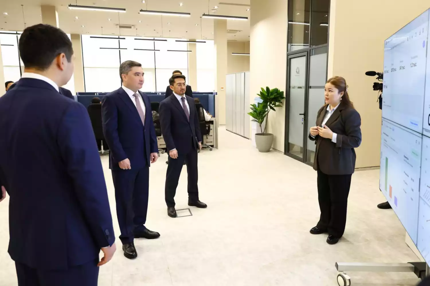 135,5 тыс. обращений граждан поступило в контакт-центр: Олжас Бектенов ознакомился с ходом разъяснения налоговой реформы