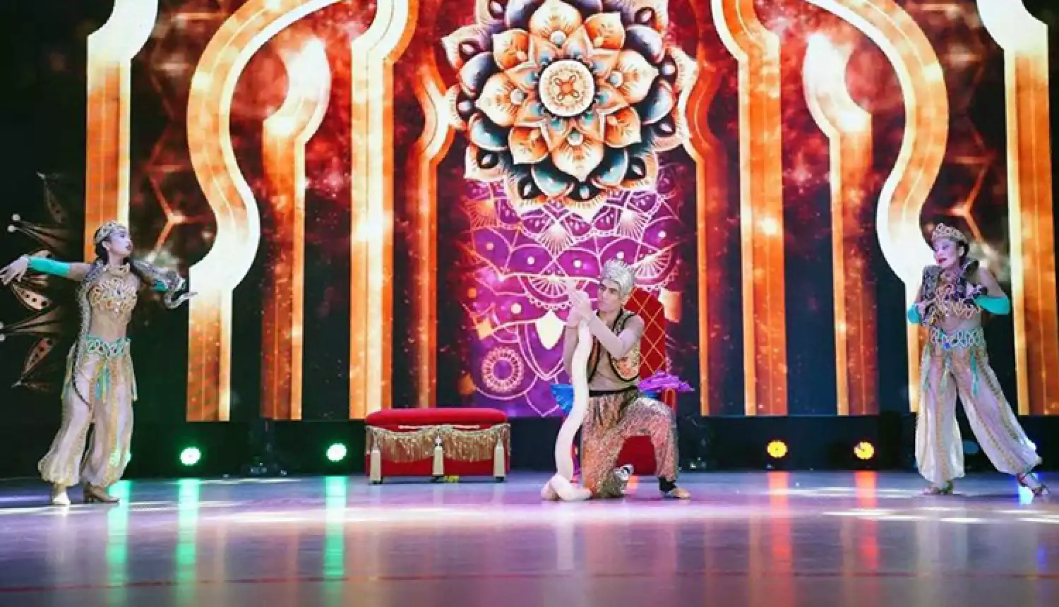 На сцене - цирк «Тараз»