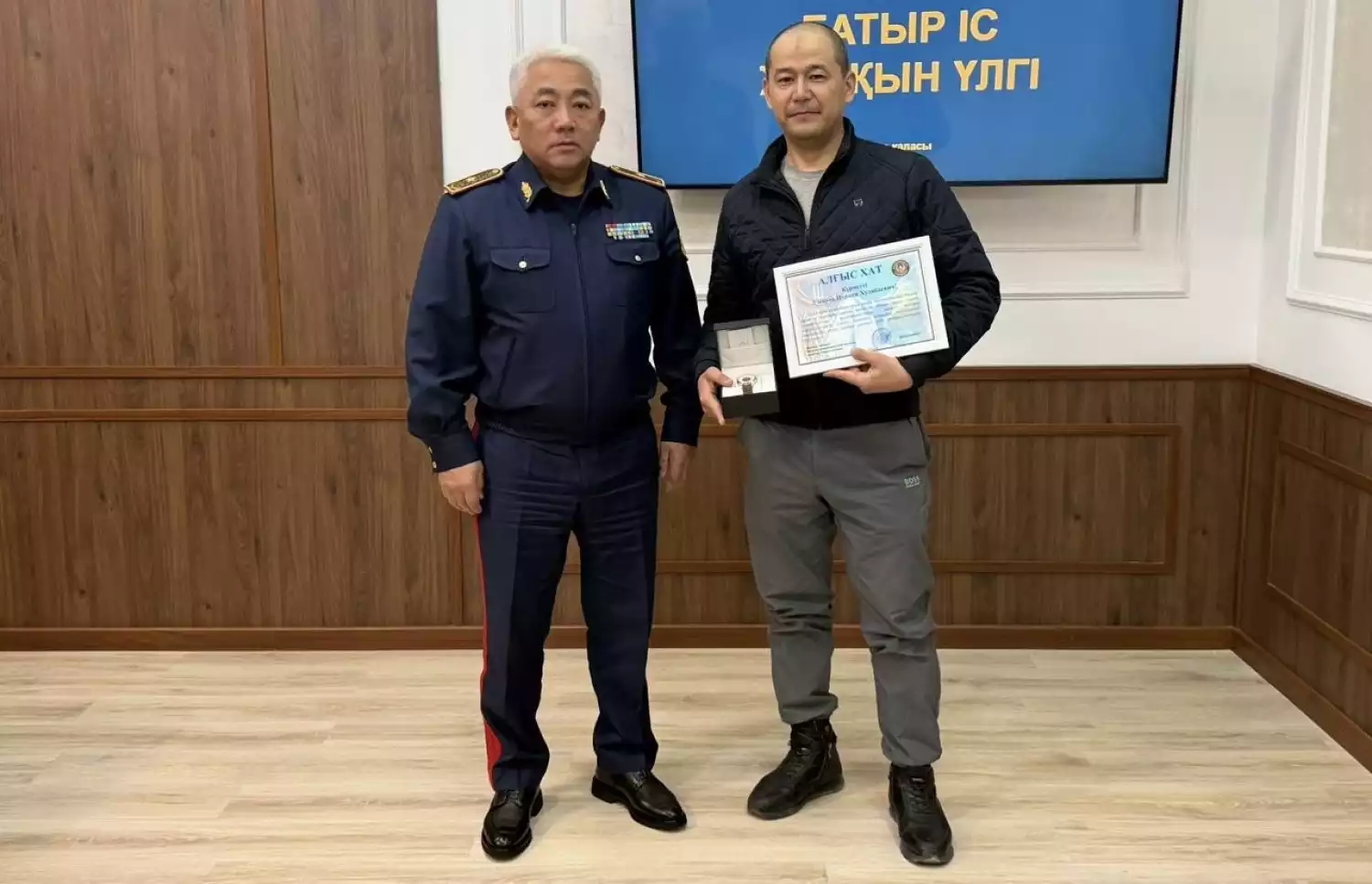 В Таразе наградили мужчину, который предотвратил попытку похищения 13-летней девочки