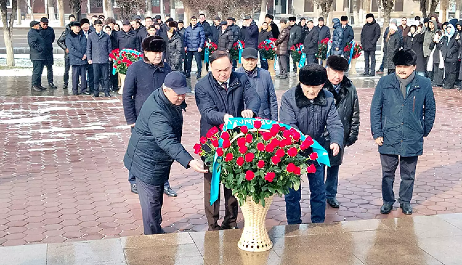 Цветы великому акыну