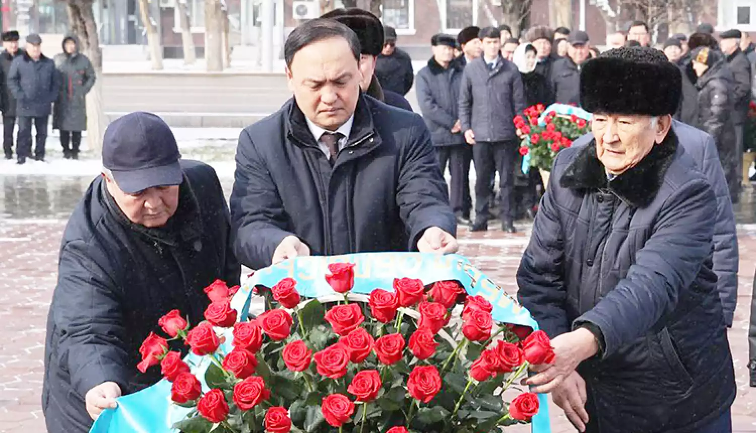 Цветы великому акыну