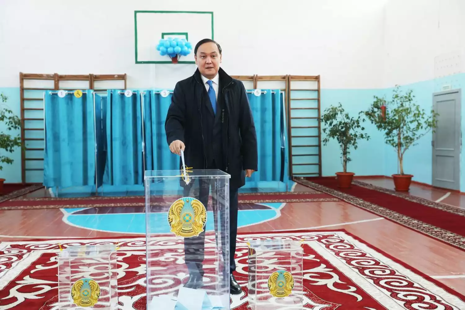 Выбор каждого гражданина важен для будущего страны: аким Жамбылской области проголосовал на референдуме
