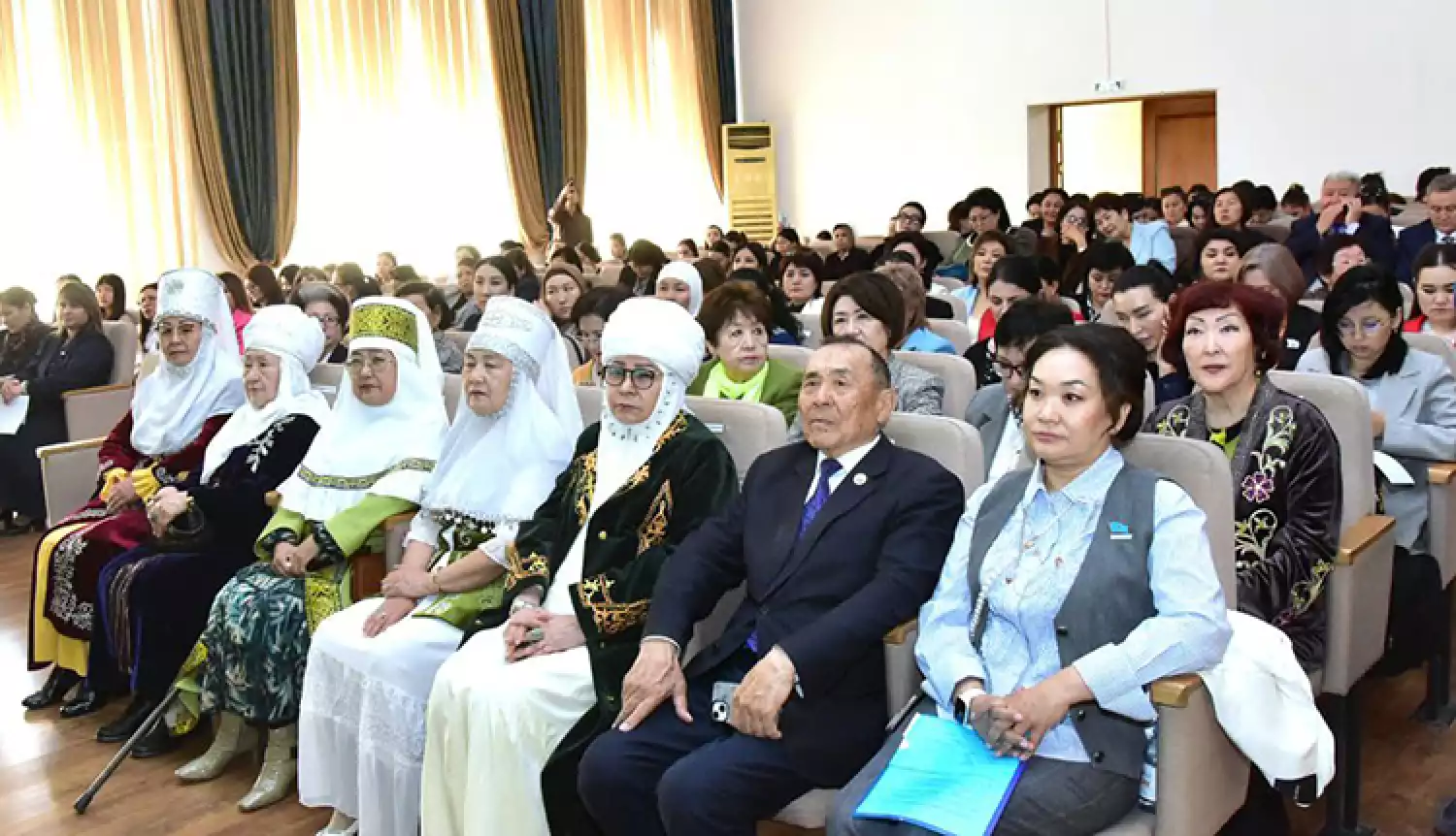 В нежных, но крепких руках