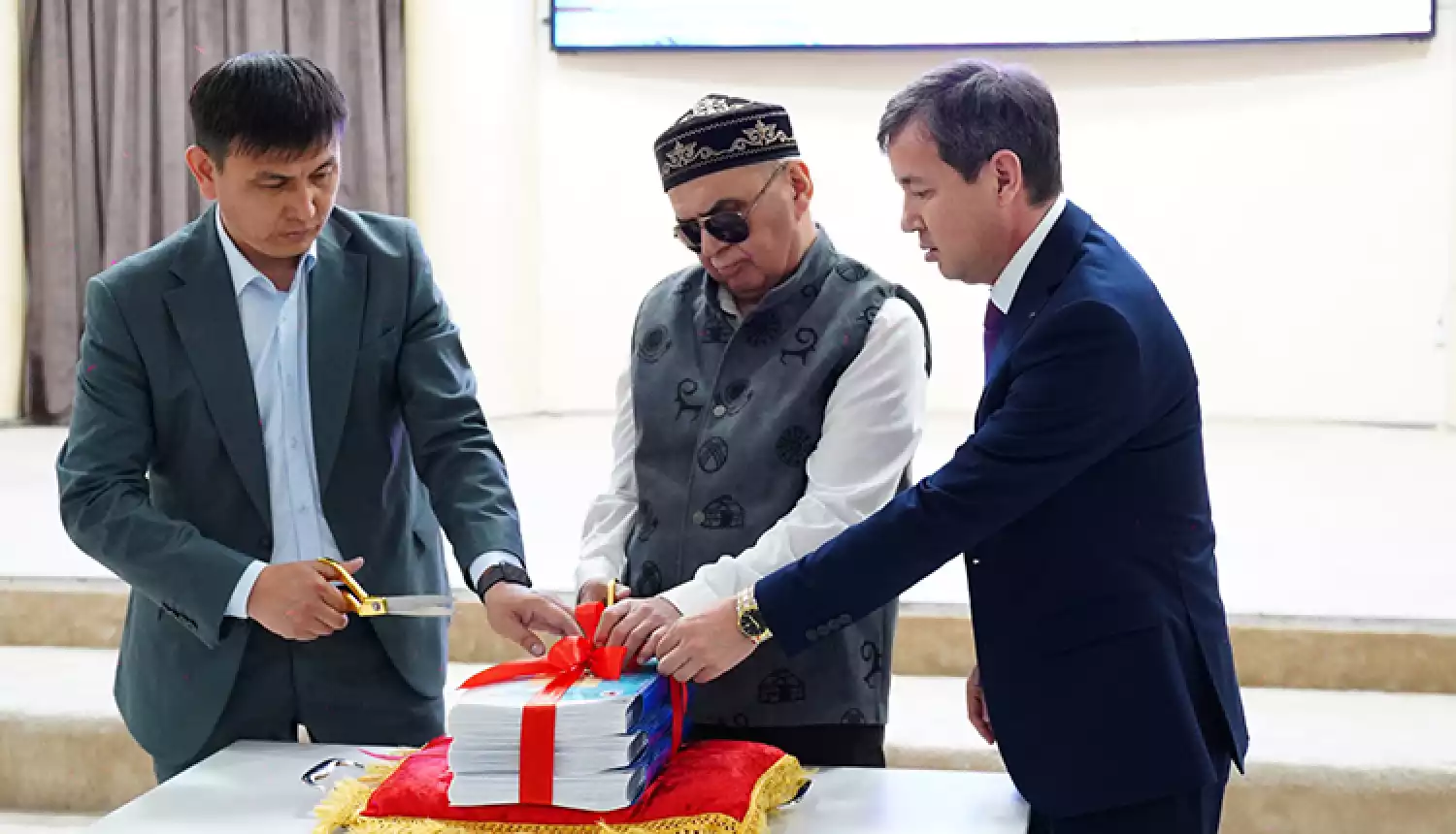 Конкурс в честь акына