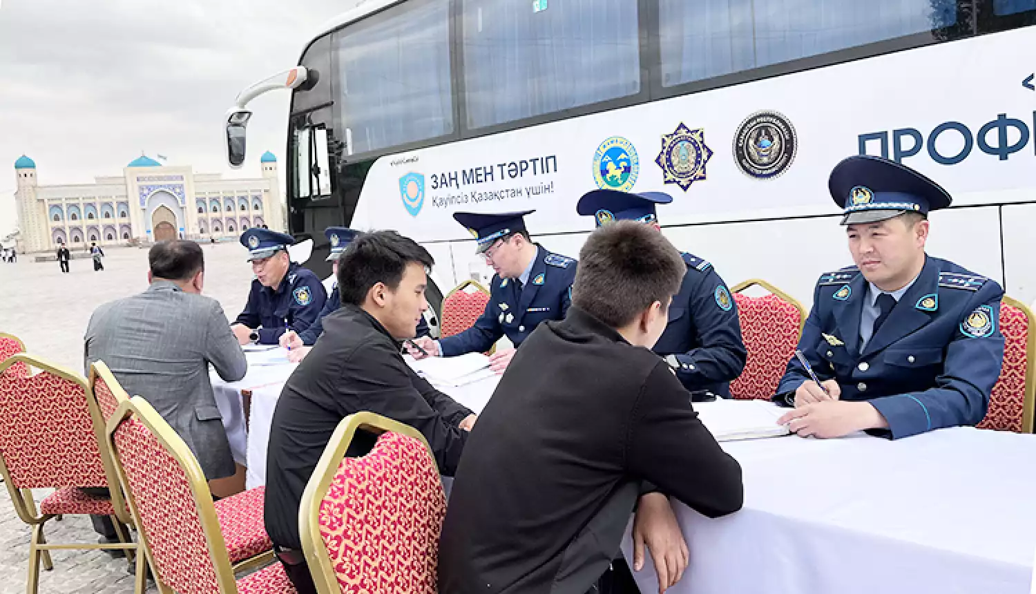 Приёмная на дороге