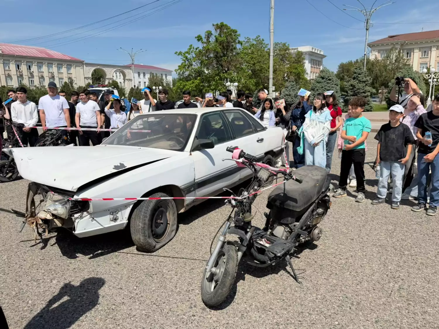 Поврежденные автомобили и VR-очки: в Таразе провели необычную профилактическую акцию для водителей