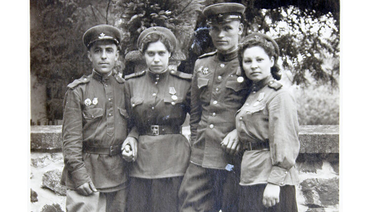 750-Евгения Петровна крайняя слева