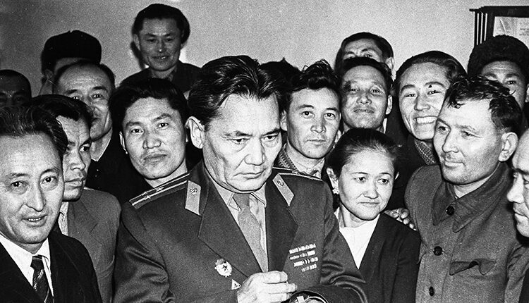 Герой Советского Союза, писатель Бауыржан Момышулы на встрече с читателями
