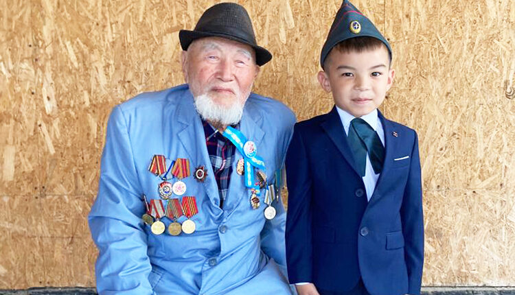 Ветеран Рахымжан Мамралиев с правнуком Жанболатом Нурсатом